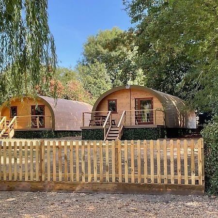Cosy And Eco-Friendly Cabins Next To 16Th Century Pub Newmarket  Eksteriør bilde