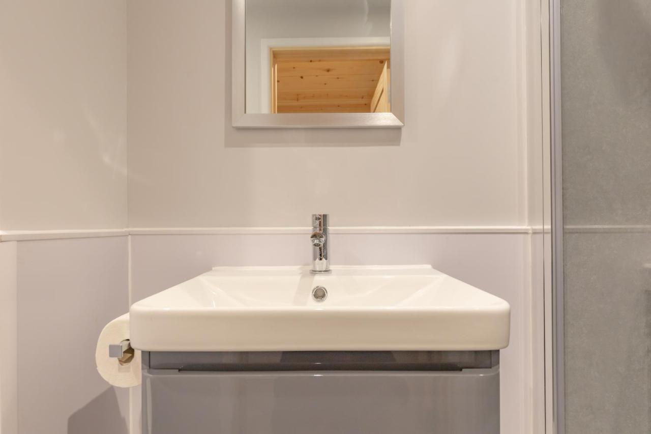 Cosy And Eco-Friendly Cabins Next To 16Th Century Pub Newmarket  Eksteriør bilde